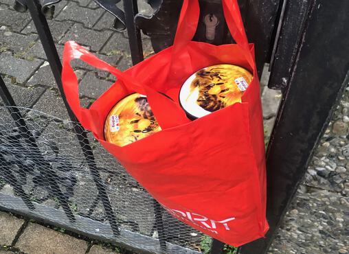 Oder einfach an unser Gartentor hängen